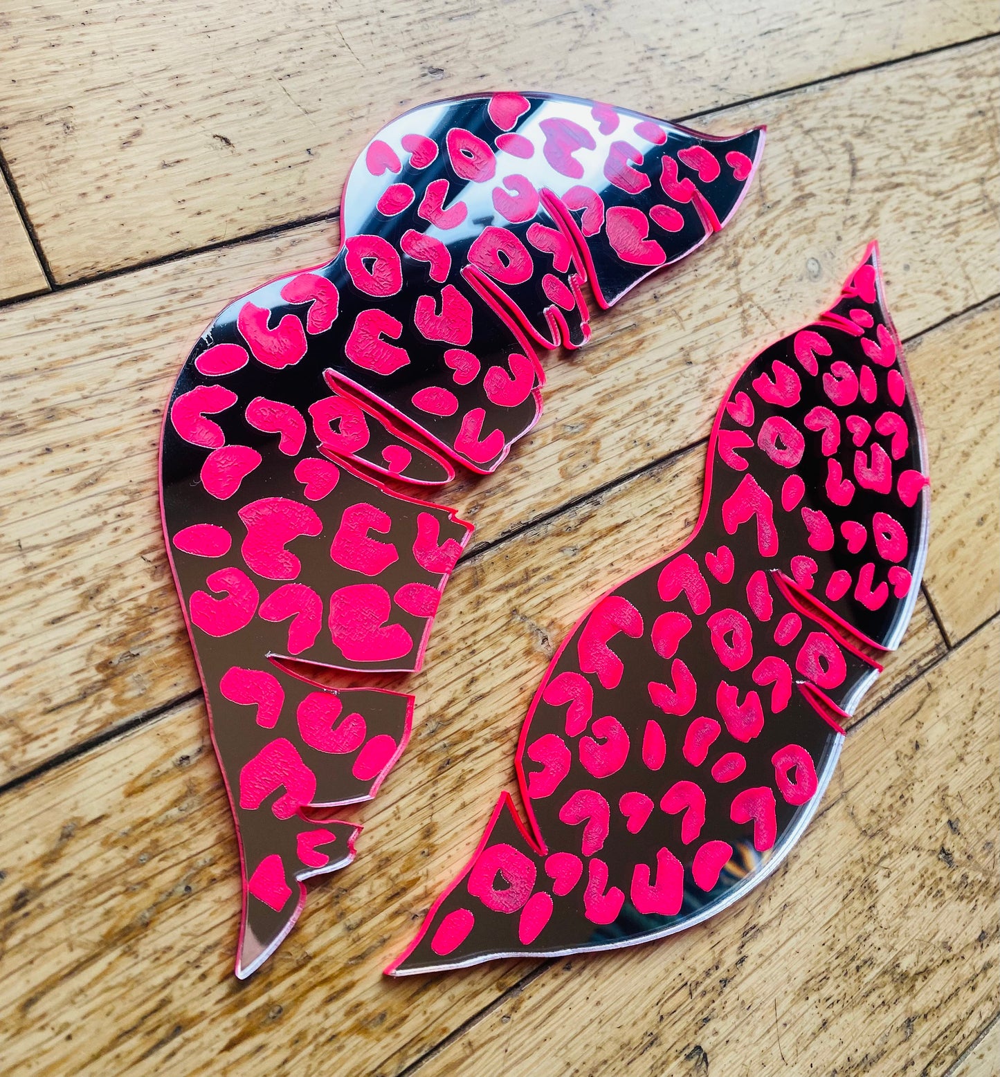 Silver mirror acrylic lips with neon pink leopard print - Acrylic - Lip Decor - Wall decor - wall lips
