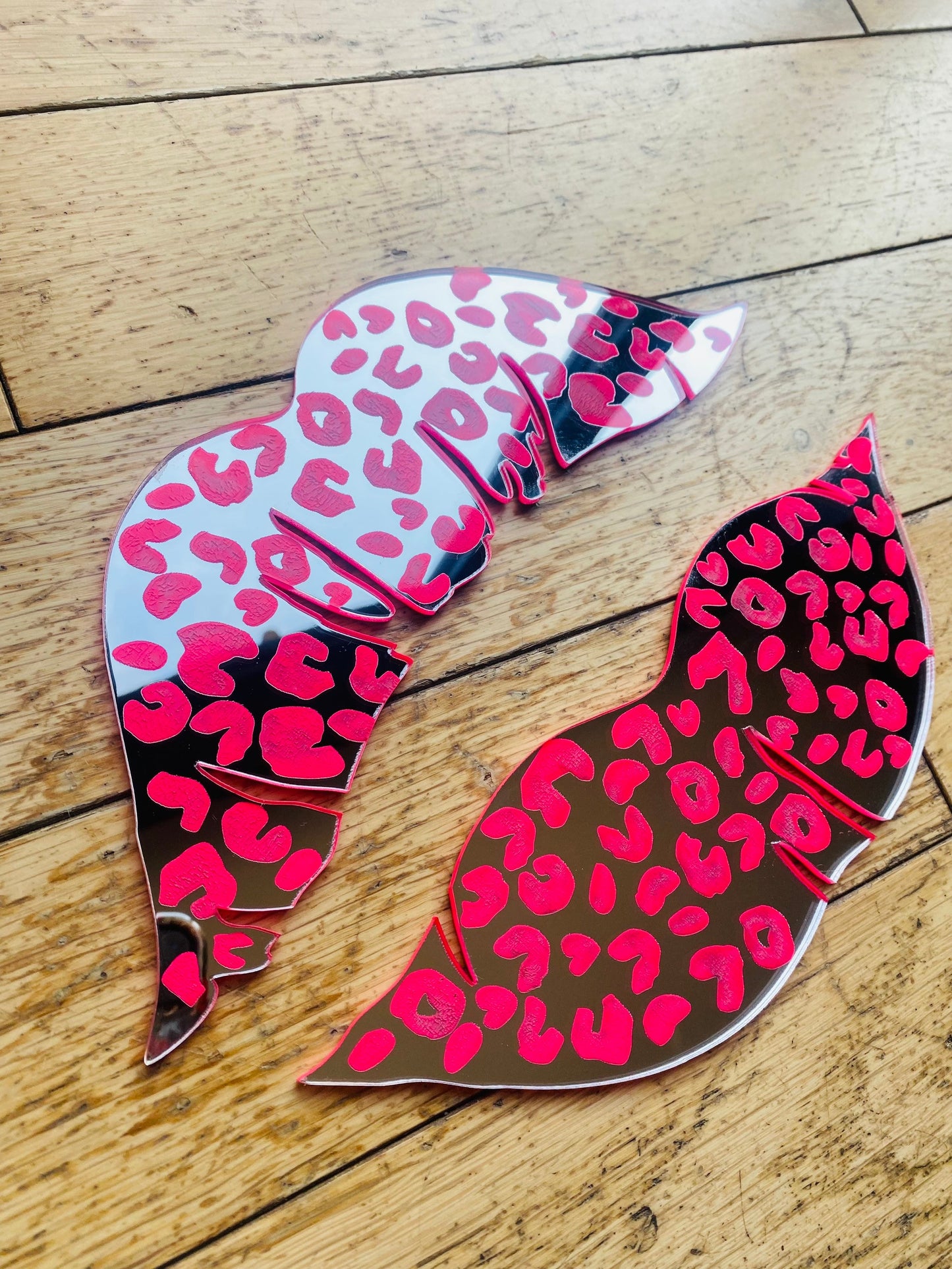 Silver mirror acrylic lips with neon pink leopard print - Acrylic - Lip Decor - Wall decor - wall lips