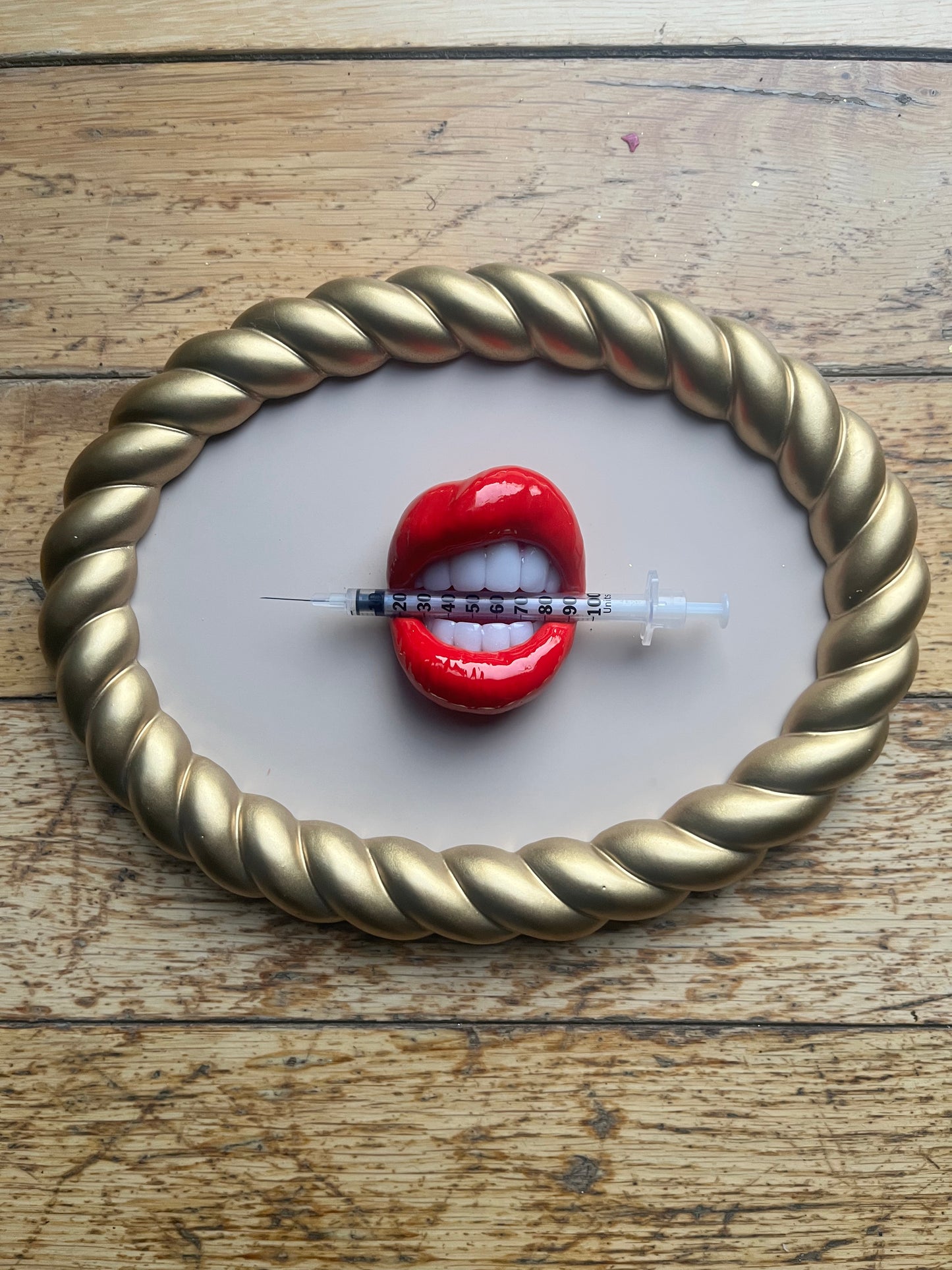 LIP ART - RED syringe Lips in Gold frame