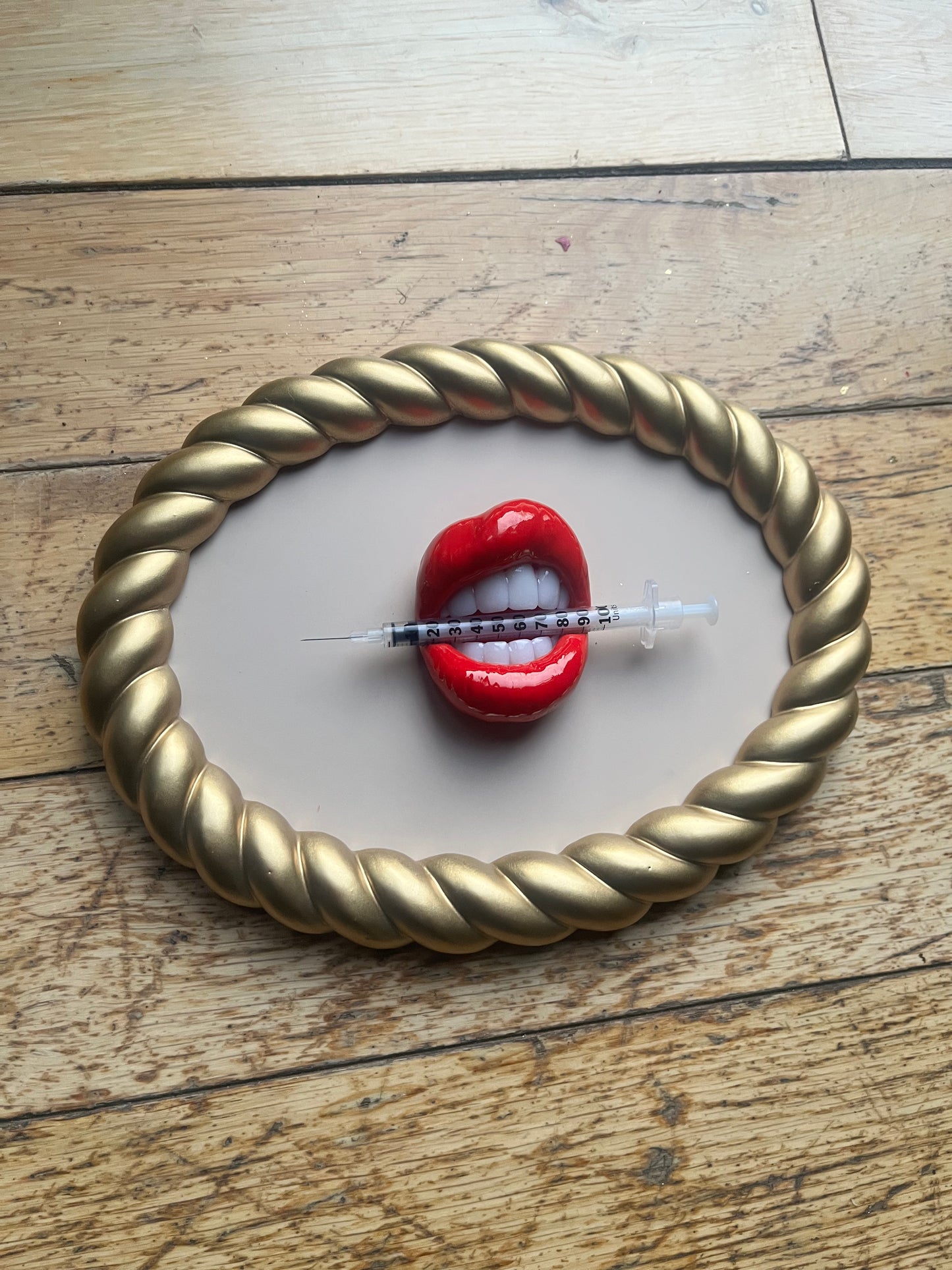 LIP ART - RED syringe Lips in Gold frame