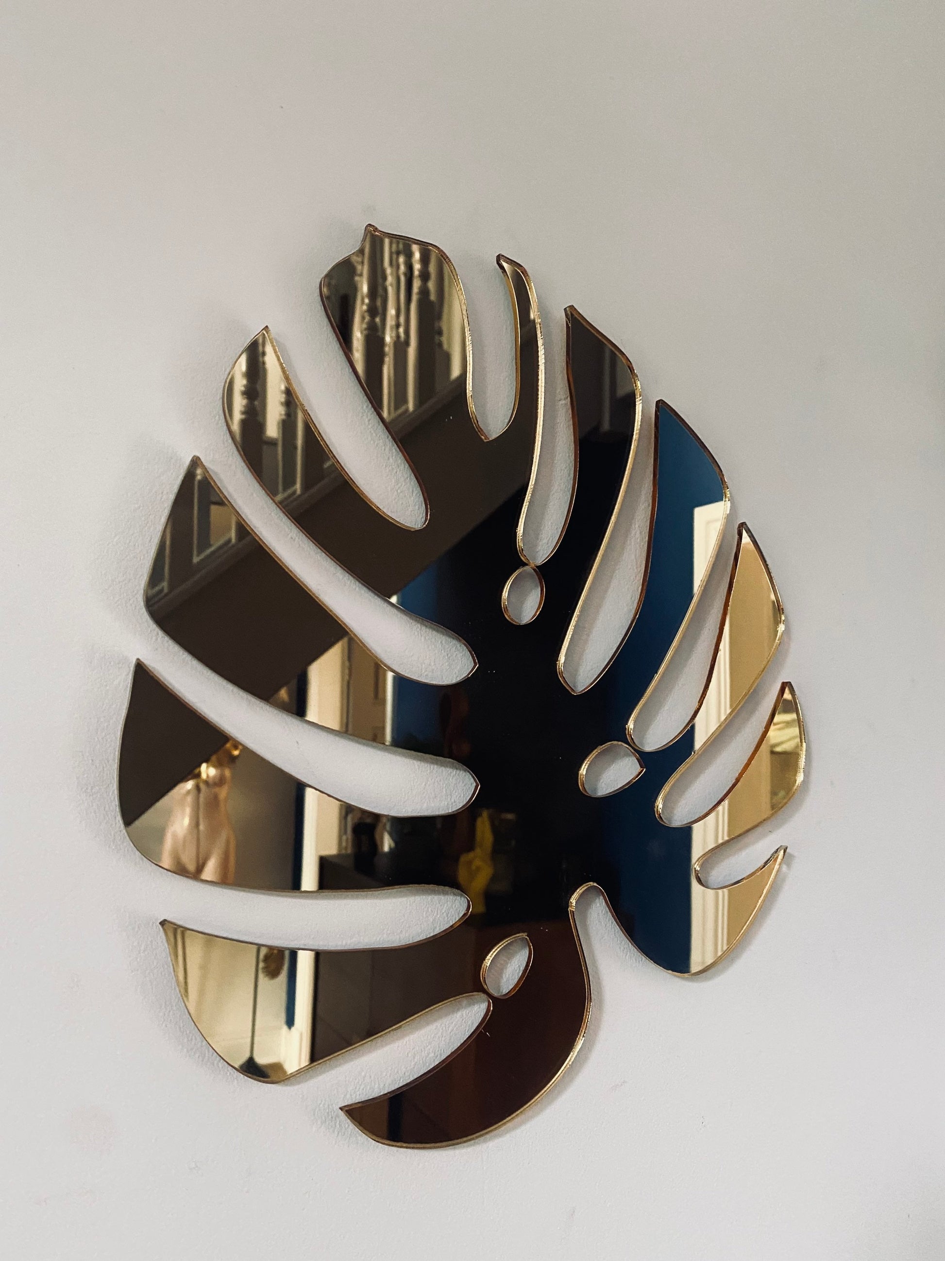 Small mirrored Monstera Leaf - Acrylic Mirror - Leaf wall decor