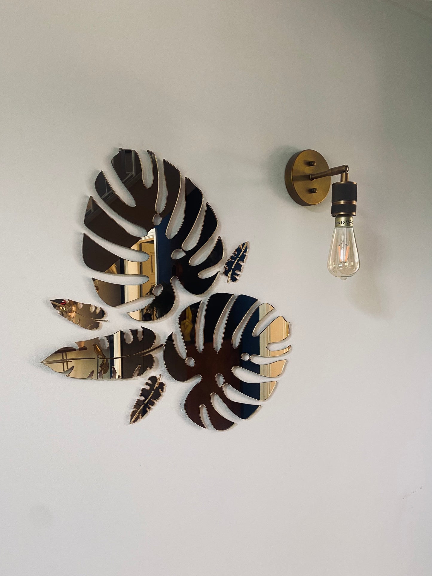 Small mirrored Monstera Leaf - Acrylic Mirror - Leaf wall decor